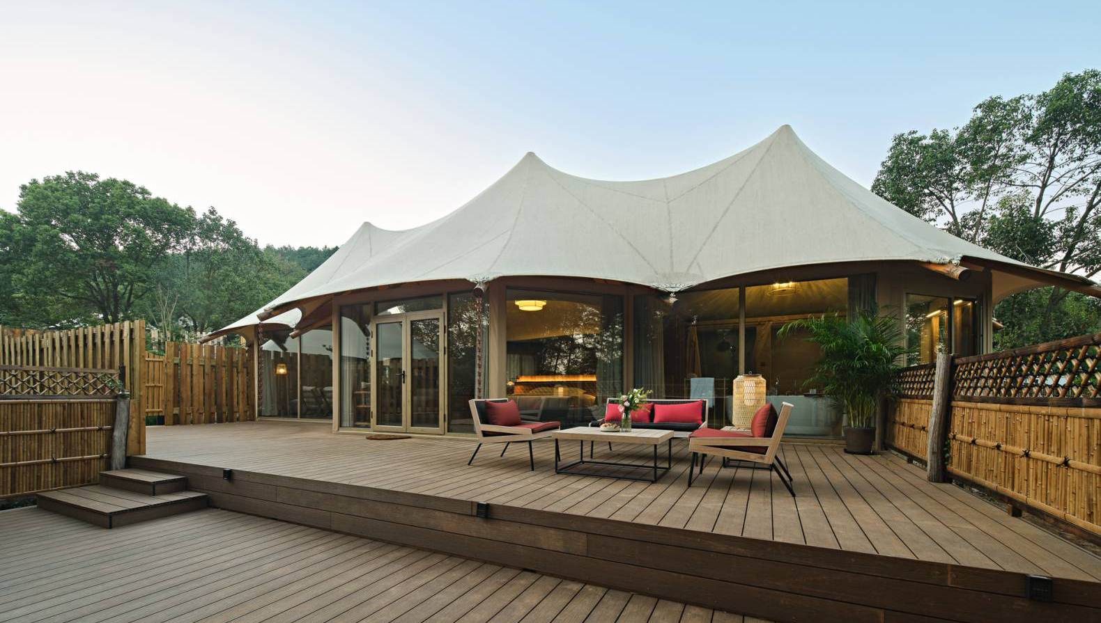 Uncover the factors behind the price of hotel tents: material, size, design complexity and functional requirements