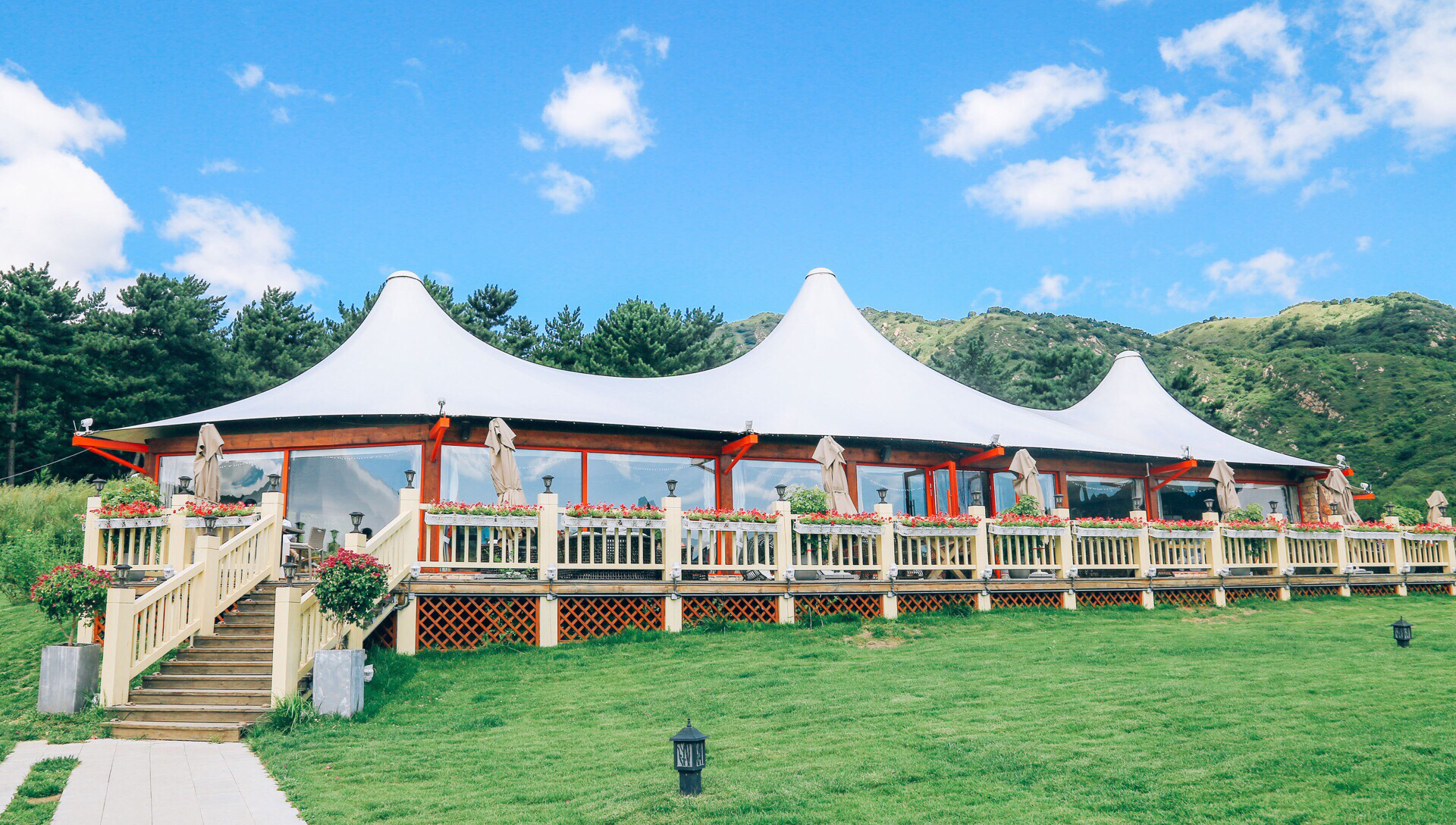Discuss the choice of hotel tent material: nylon, Oxford cloth, PVC which is more durable?